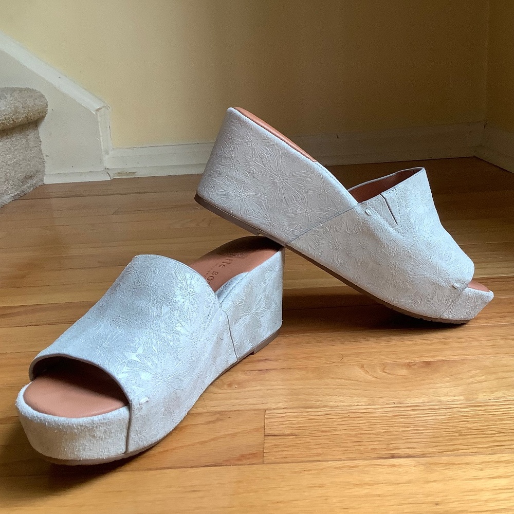 Gentle Souls Forella Leather Embossed Slide Wedge Sandals Pearl SZ 9